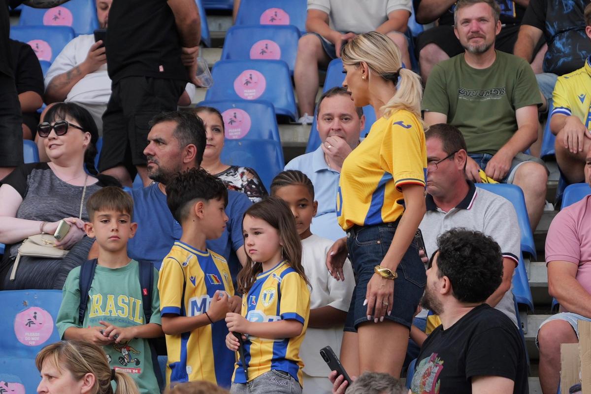 Soția fotbalistului a filmat în tribune la Petrolul - Dinamo, pentru un reality-show: „Dacă îmi tai venele, curge sânge «alb-roșu»”