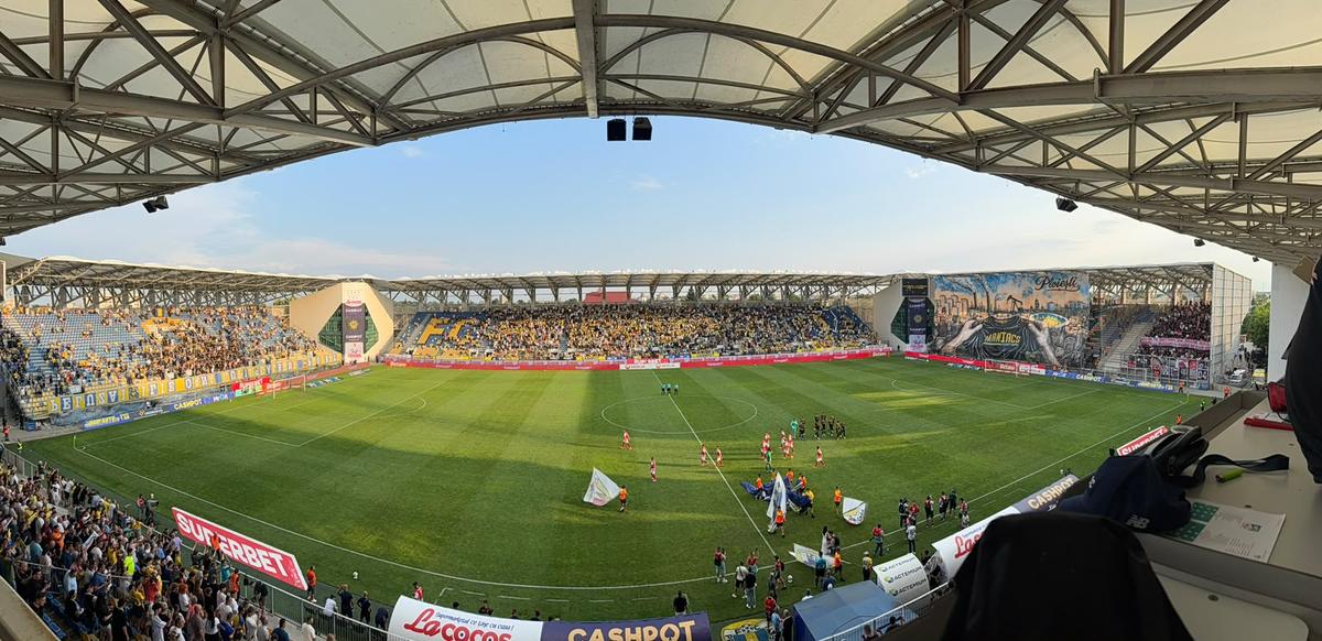 Scenografii impresionante la Petrolul - Dinamo