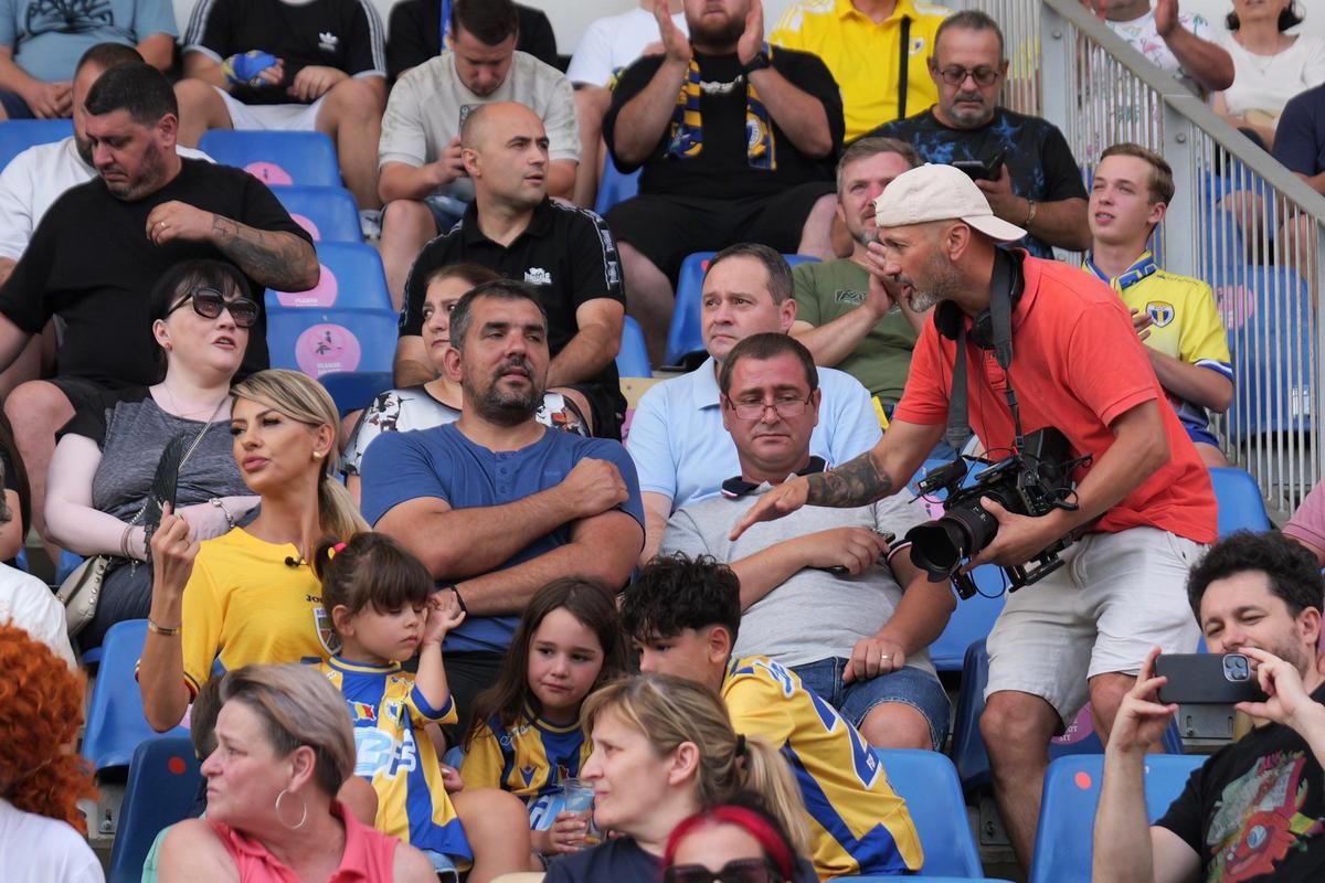 Soția fotbalistului a filmat în tribune la Petrolul - Dinamo, pentru un reality-show: „Dacă îmi tai venele, curge sânge «alb-roșu»”