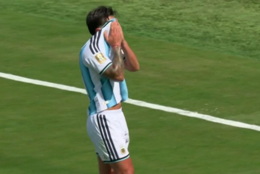 Lisandro Martinez, accidentat, a fost schimbat în prima repriză din Spania - Argentina // foto: Imago Images