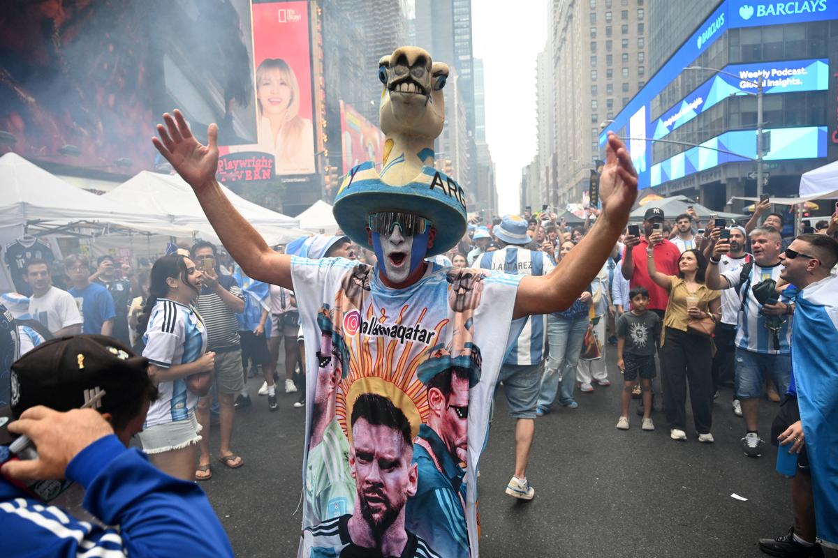 Fanii Argentinei au luat cu asalt Times Square din New York