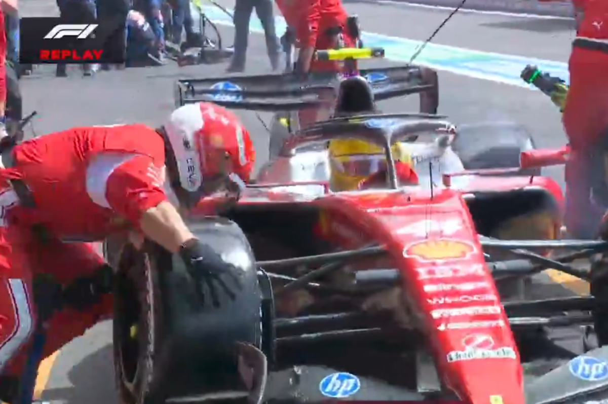 Lewis Hamilton și-a lovit omul în boxele Ferrari