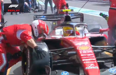 Lewis Hamilton și-a lovit omul în boxele Ferrari