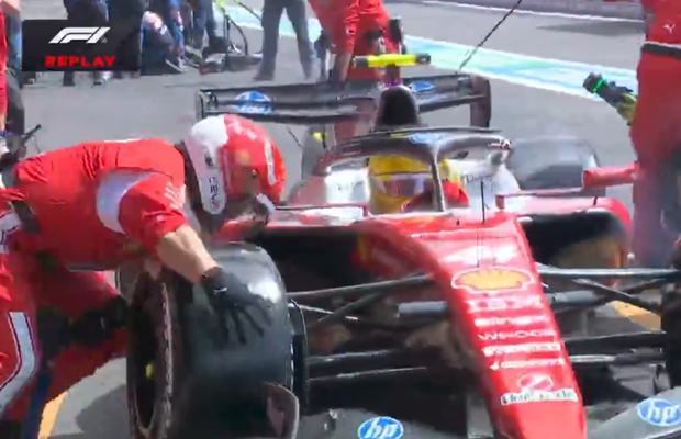 Lewis Hamilton și-a lovit omul în boxele Ferrari