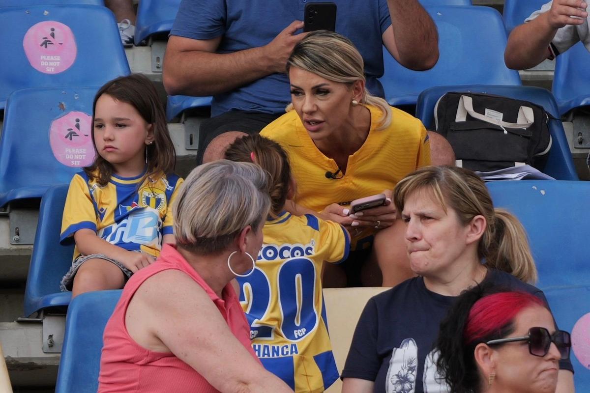 Soția fotbalistului a filmat în tribune la Petrolul - Dinamo, pentru un reality-show: „Dacă îmi tai venele, curge sânge «alb-roșu»”