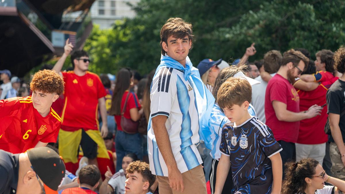 Imagini spectaculoase cu suporterii înainte de Spania - Argentina, finala Cupei Mondiale