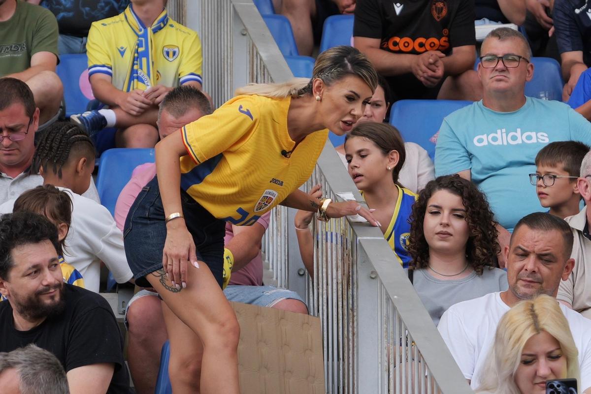 Soția fotbalistului a filmat în tribune la Petrolul - Dinamo, pentru un reality-show: „Dacă îmi tai venele, curge sânge «alb-roșu»”