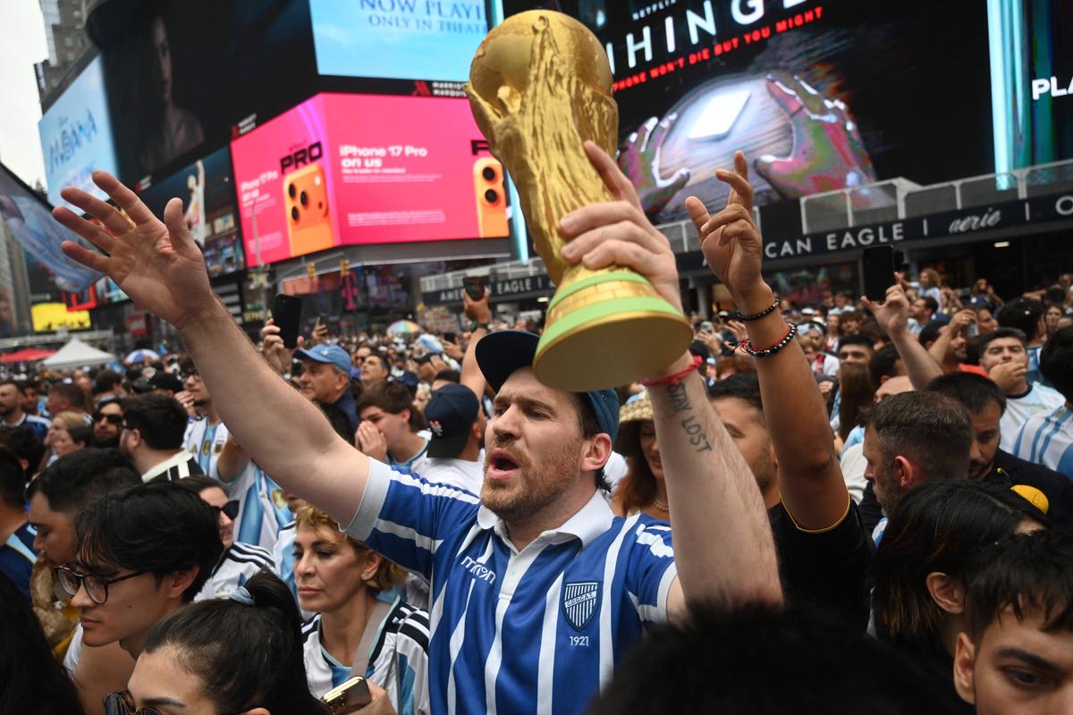 Fanii Argentinei au luat cu asalt Times Square din New York » Mii de sud-americani au animat atmosfera dinaintea finalei