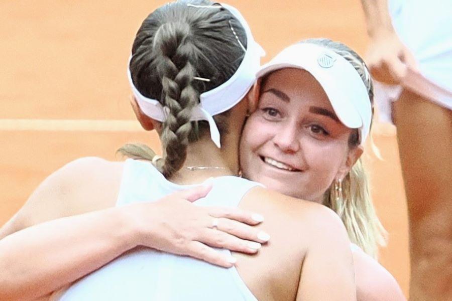 Anastasia Detiuc (cu spatele) și Irina Khromacheva, campioane la Iași Open Foto: Roxana Fleșeru Finala de la UniCredit Iași Open, amânată de ploaia puternică » Se va juca luni de la ora 11:00
