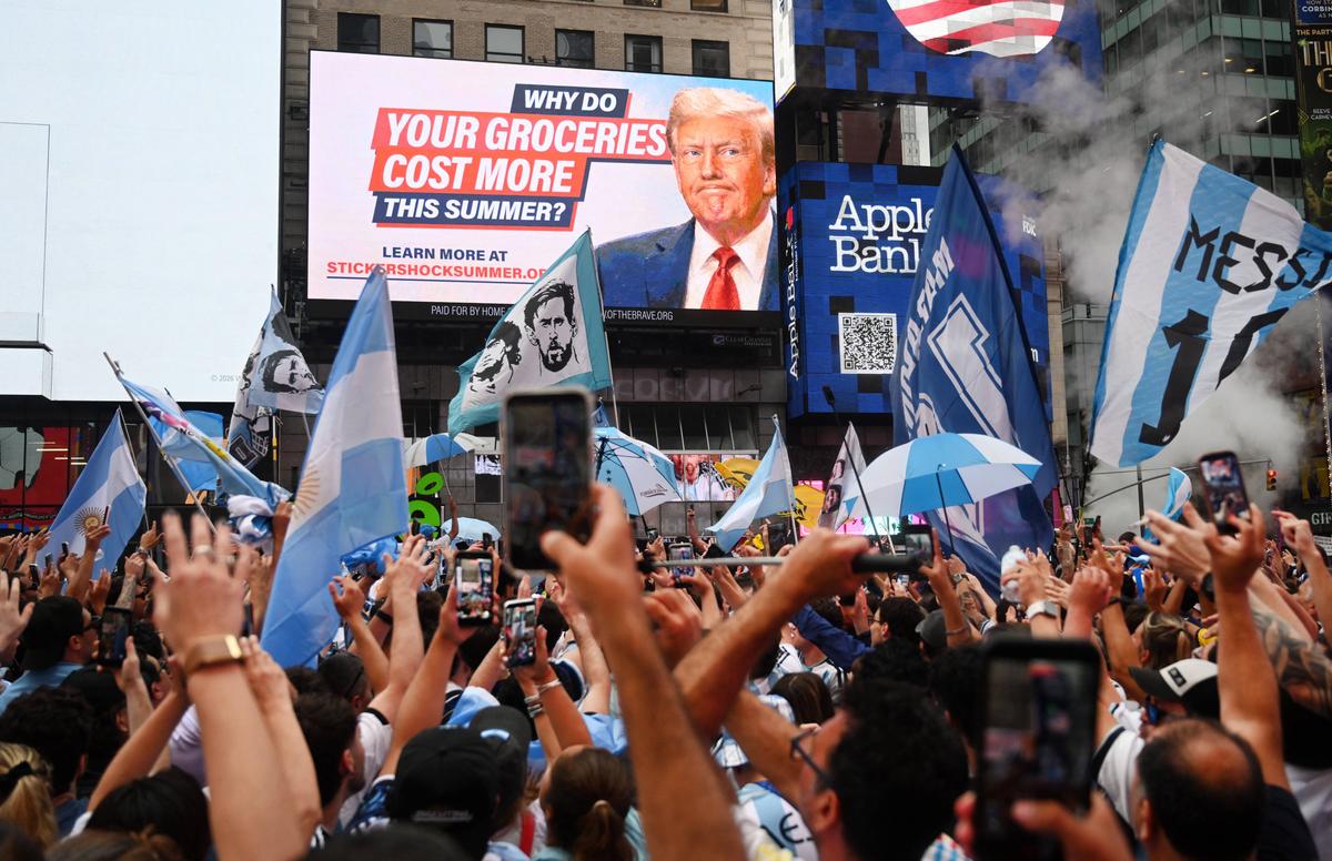 Fanii Argentinei au luat cu asalt Times Square din New York » Mii de sud-americani au animat atmosfera dinaintea finalei
