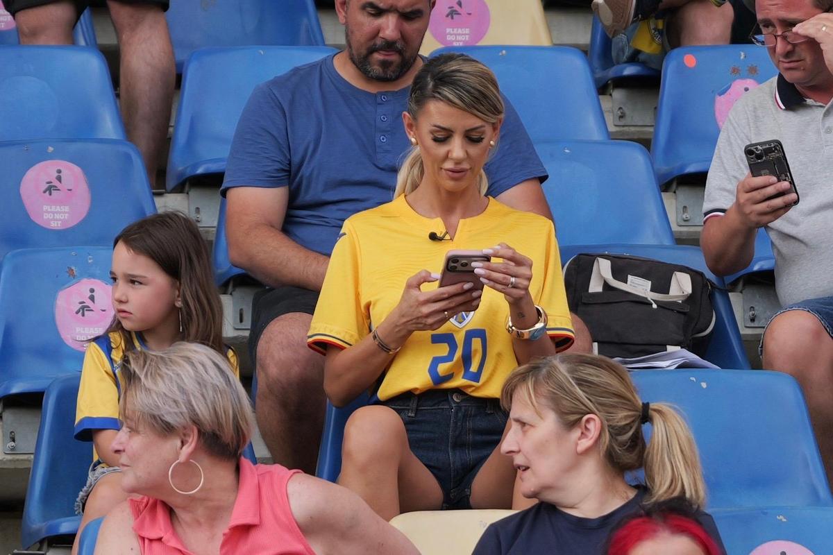 Soția fotbalistului a filmat în tribune la Petrolul - Dinamo, pentru un reality-show: „Dacă îmi tai venele, curge sânge «alb-roșu»”