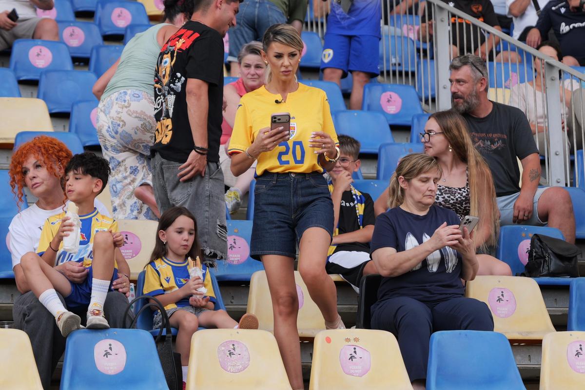 Soția fotbalistului a filmat în tribune la Petrolul - Dinamo, pentru un reality-show: „Dacă îmi tai venele, curge sânge «alb-roșu»”