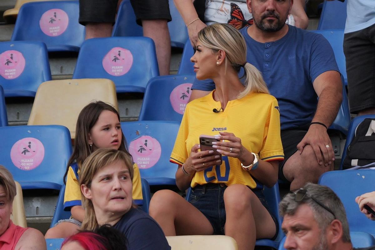 Soția fotbalistului a filmat în tribune la Petrolul - Dinamo, pentru un reality-show: „Dacă îmi tai venele, curge sânge «alb-roșu»”