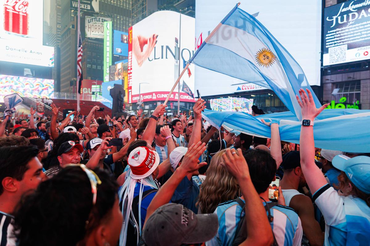 Fanii Argentinei au luat cu asalt Times Square din New York » Mii de sud-americani au animat atmosfera dinaintea finalei