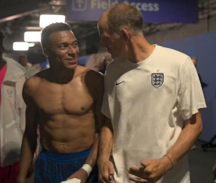 Kylian Mbappe se întreține amical cu Thomas Tuchel pe tunelul de la vestiare / Foto: captură Imaginea cu Kylian Mbappe de la pauza jocului cu Anglia care a declanșat speculații: „Ciudat! Foarte ciudat”