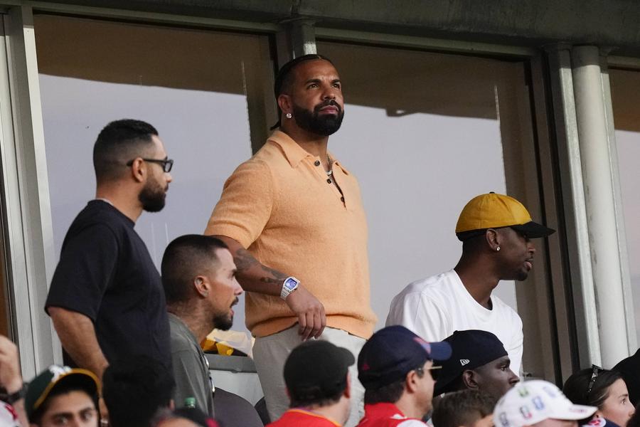 Drake, în tribunele unui meci de la Campionatul Mondial din 2026 // foto: imago images „Blestemul lui Drake” amenință Argentina » 1.5 milioane de dolari pariați pe victoria în finală
