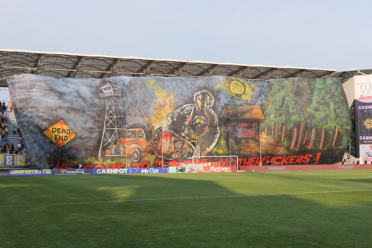 Scenografii impresionante la Petrolul - Dinamo