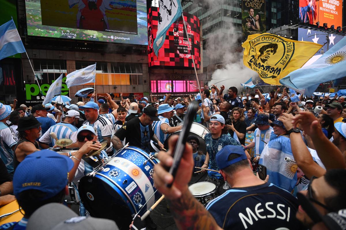 Fanii Argentinei au luat cu asalt Times Square din New York