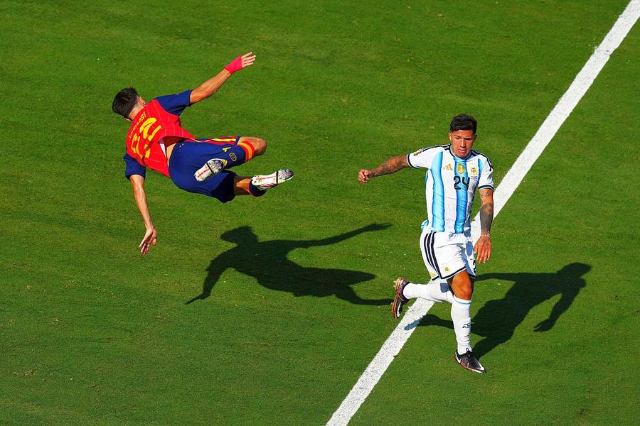 Faultul pentru care Enzo Fernandez a primit al doilea cartonaș galben în Spania - Argentina // foto: Imago Images Imagini misterioase cu echipa Argentinei au declanșat teorii ale conspirației » Cuvintele enigmatice ale lui Messi: „Uitați de tot ce s-a întâmplat”