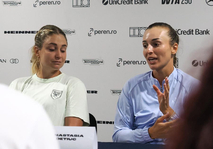 Irina Khromacheva și Anastasia Detiuc la conferința de presă Foto: Roxana Fleșeru Finala de la UniCredit Iași Open, amânată de ploaia puternică » Se va juca luni de la ora 11:00