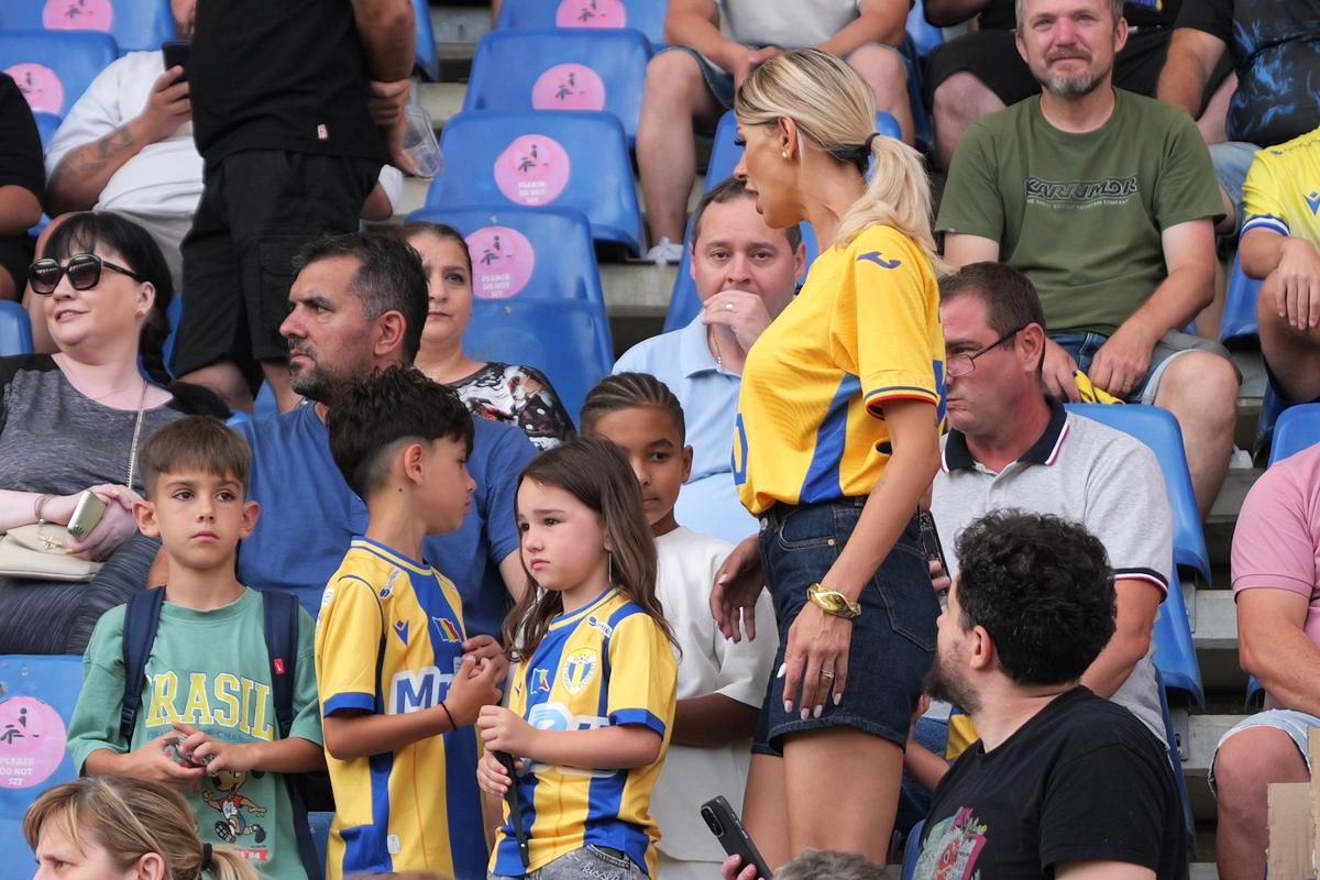 Soția fotbalistului a filmat în tribune la Petrolul - Dinamo, pentru un reality-show: „Dacă îmi tai venele, curge sânge «alb-roșu»”