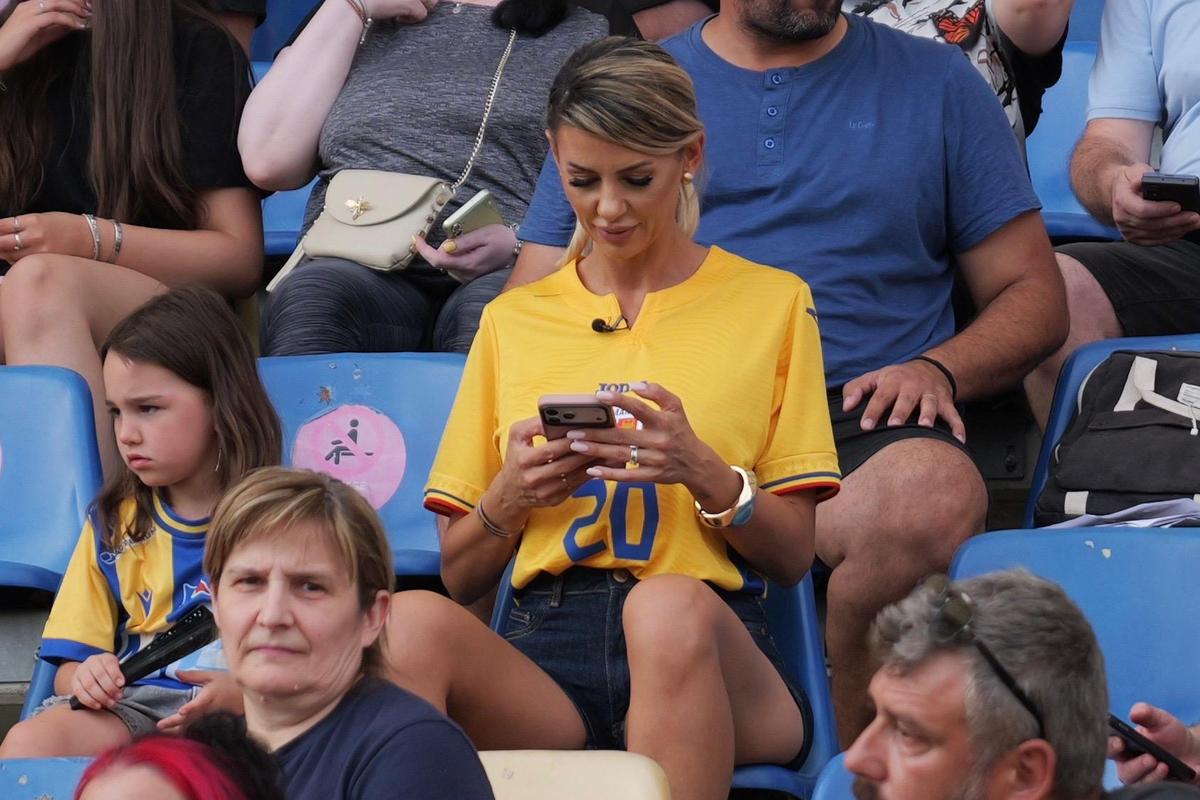 Soția fotbalistului a filmat în tribune la Petrolul - Dinamo, pentru un reality-show: „Dacă îmi tai venele, curge sânge «alb-roșu»”