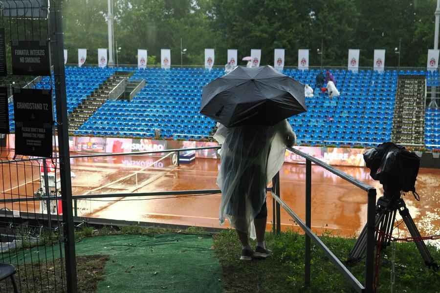 Terenul Central de la Baza Ciric din Iași, invadat de ploaie Foto: Roxana Fleșeru Finala de la UniCredit Iași Open, amânată de ploaia puternică » Se va juca luni de la ora 11:00