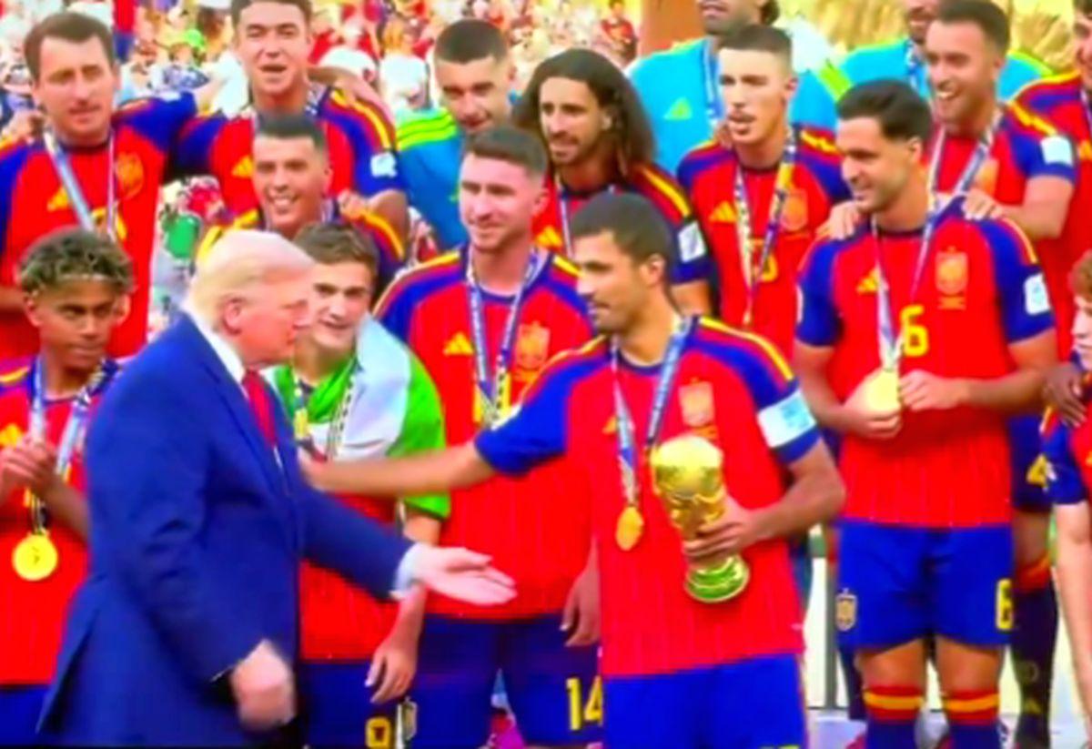 Donald Trump, momente comice pe scenă la decernarea Cupei Mondiale