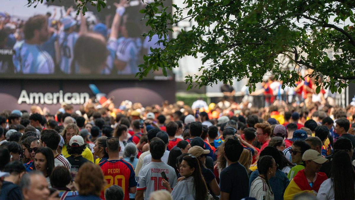 Imagini spectaculoase cu suporterii înainte de Spania - Argentina, finala Cupei Mondiale