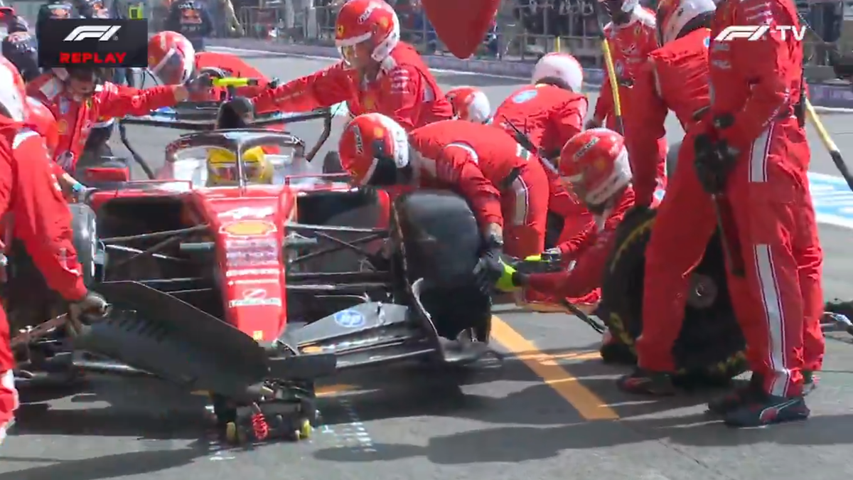 Lewis Hamilton și-a lovit omul în boxele Ferrari