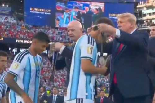 Christian Romero, singurul care nu a dat mâna cu Donald Trump