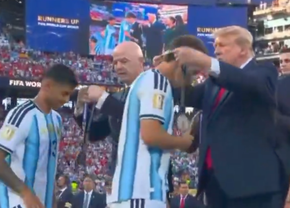 SINGURUL fotbalist care nu dă mâna cu Donald Trump la ceremonia de premiere