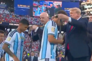 SINGURUL fotbalist care nu dă mâna cu Donald Trump la ceremonia de premiere
