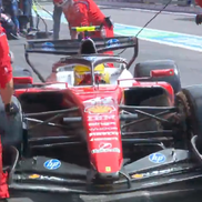 Lewis Hamilton și-a lovit propriul mecanic în boxele Ferrari // Captură foto: X @extremecars