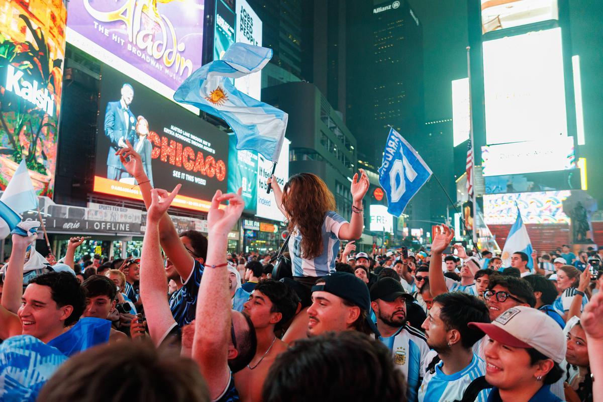 Fanii Argentinei au luat cu asalt Times Square din New York » Mii de sud-americani au animat atmosfera dinaintea finalei