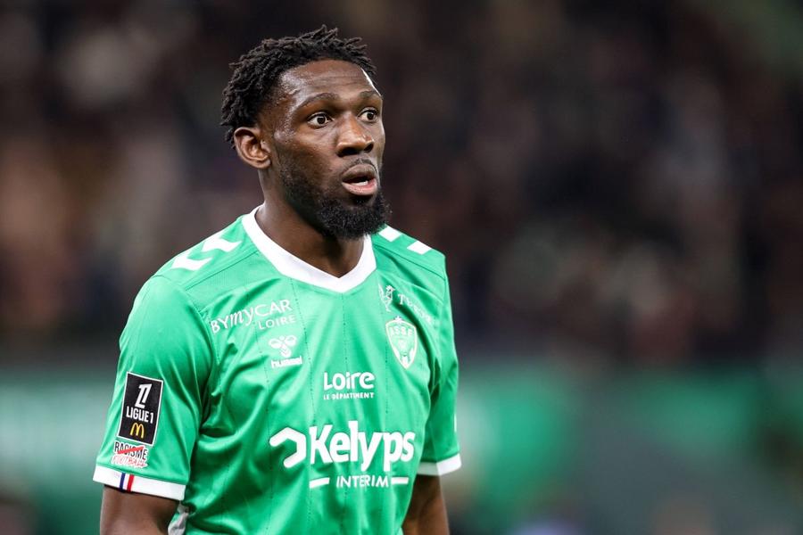 Dylan Batubinsika, în tricoul lui Saint Etienne / Foto: Imago Images Fundașul dorit de FCSB vine de la Mondial! » Jucătorul crescut de PSG este aproape să semneze