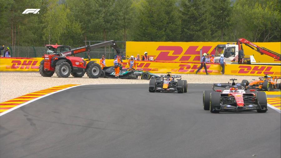 Mașina lui Russel, ridicată de pe pistă/ foto X @F1 „Thriller” în Marele Premiu al Belgiei: Leclerc a scăpat victoria în ultimele tururi!