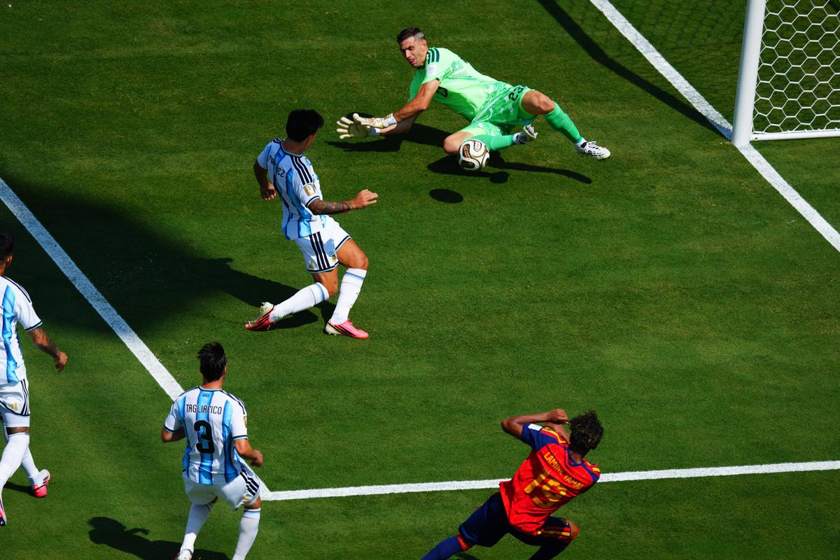 La Reina Roja: Spania se încoronează pentru a doua oară, după o luptă în tranșee cu antieroina Argentina » Messi, o fantomă, la ultimul mare tango