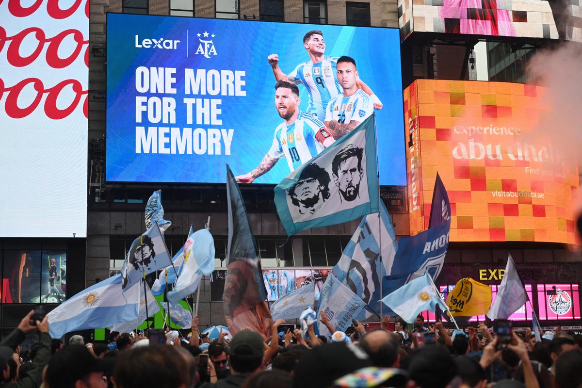 Fanii Argentinei au luat cu asalt Times Square din New York