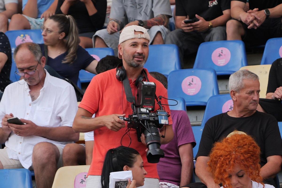 Soția fotbalistului a filmat în tribune la Petrolul - Dinamo, pentru un reality-show: „Dacă îmi tai venele, curge sânge «alb-roșu»”