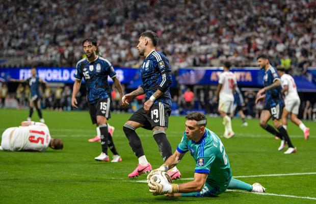 Dezvăluire neașteptată! Emiliano Martinez apără cu o fractură „extrem de dureroasă”