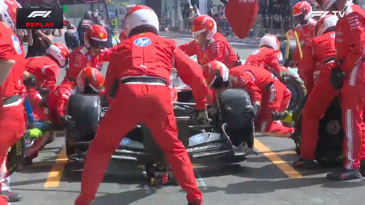 Lewis Hamilton și-a lovit propriul mecanic în boxele Ferrari