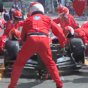 Lewis Hamilton și-a lovit propriul mecanic în boxele Ferrari // Captură foto: X @extremecars