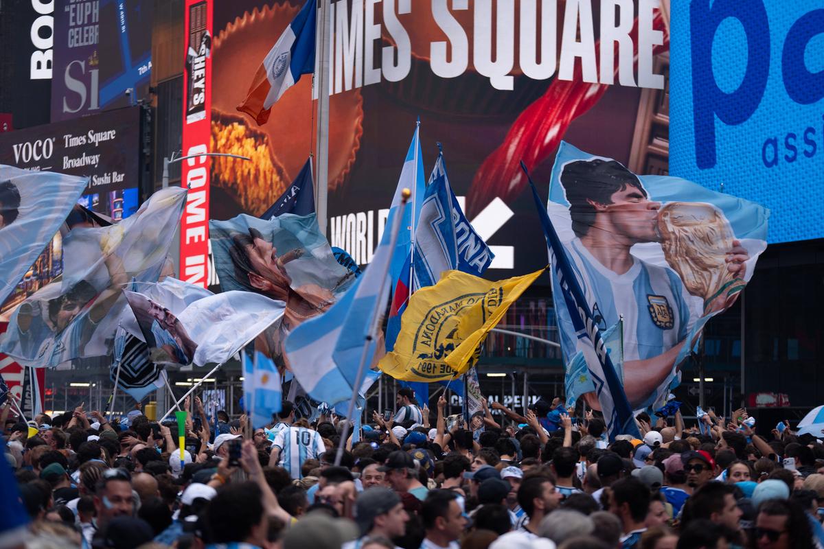 Fanii Argentinei au luat cu asalt Times Square din New York » Mii de sud-americani au animat atmosfera dinaintea finalei