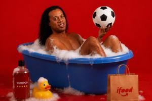 Ronaldinho a făcut show chiar în ziua finalei Campionatului Mondial! Imaginea cu Messi și Yamal, recreată cu inteligența artificială
