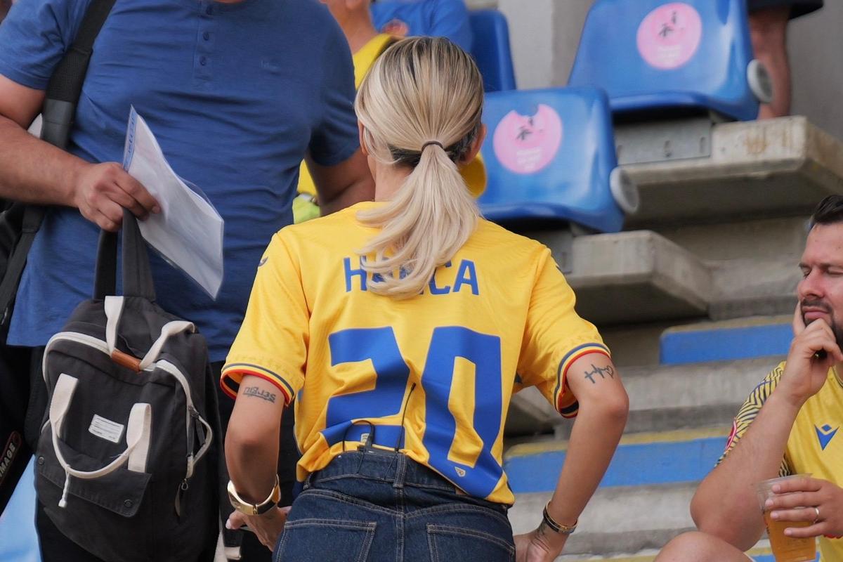 Soția fotbalistului a filmat în tribune la Petrolul - Dinamo, pentru un reality-show: „Dacă îmi tai venele, curge sânge «alb-roșu»”