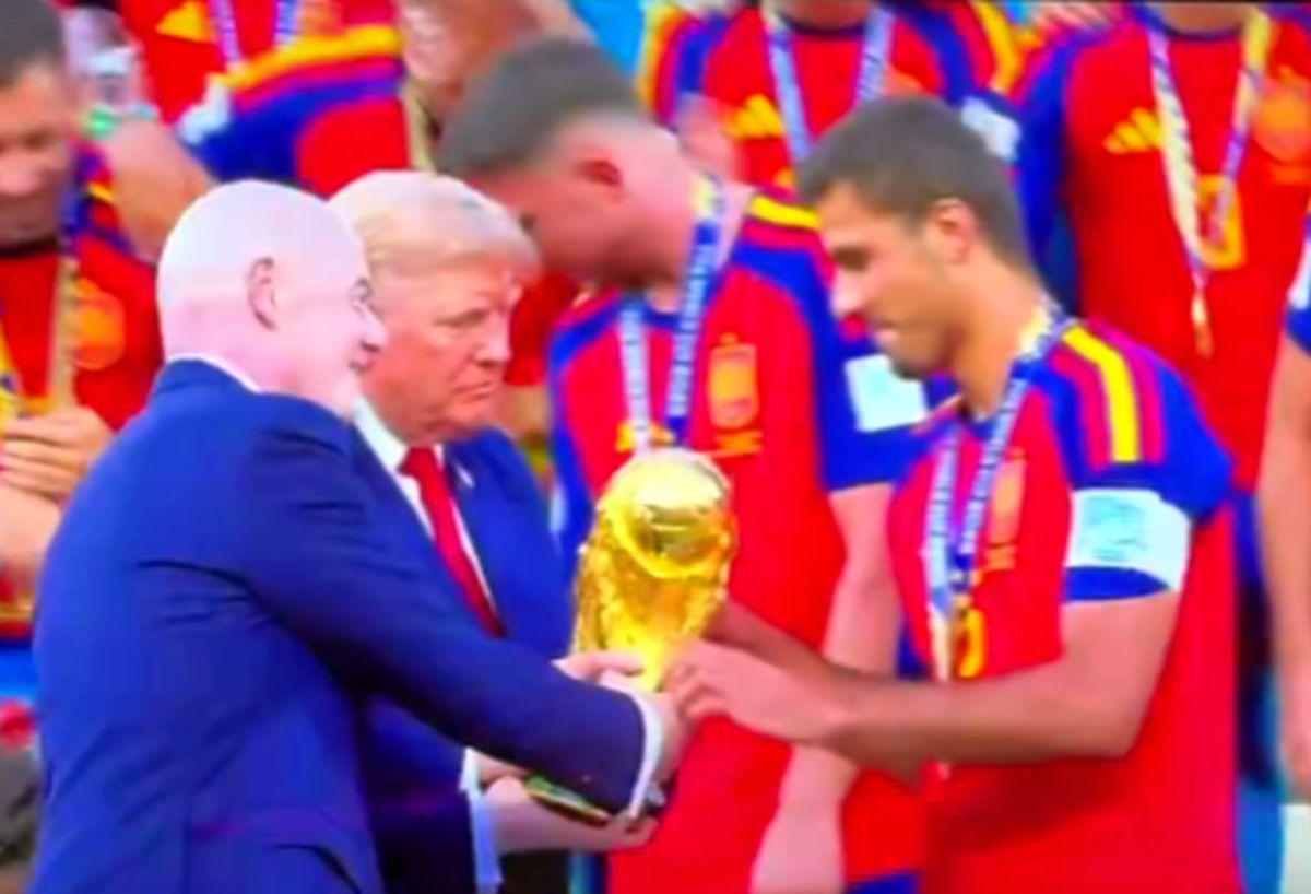 Donald Trump, momente comice pe scenă la decernarea Cupei Mondiale