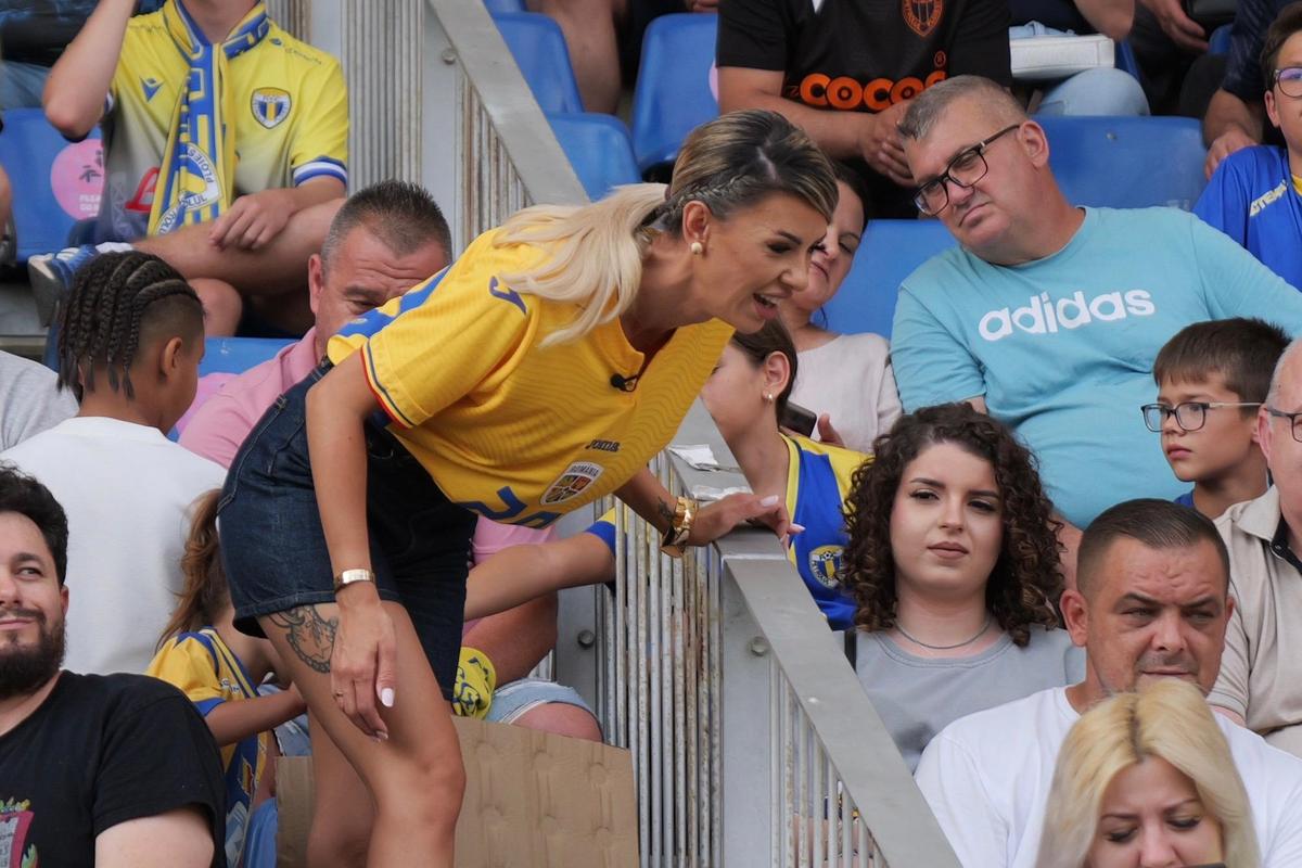 Soția fotbalistului a filmat în tribune la Petrolul - Dinamo, pentru un reality-show: „Dacă îmi tai venele, curge sânge «alb-roșu»”