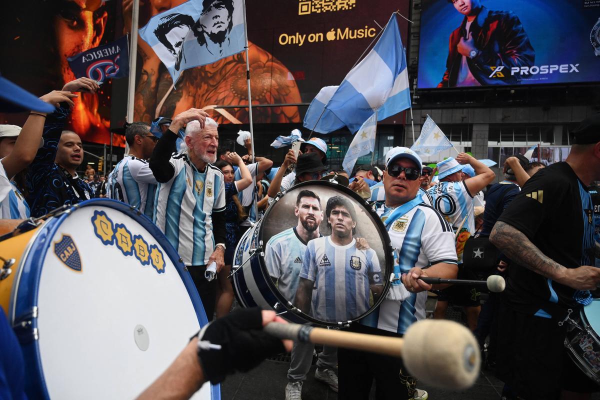 Fanii Argentinei au luat cu asalt Times Square din New York » Mii de sud-americani au animat atmosfera dinaintea finalei