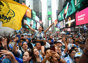Fanii Argentinei au luat cu asalt Times Square din New York » Mii de sud-americani au animat atmosfera dinaintea finalei